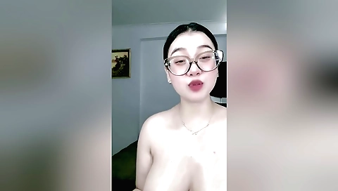 Hot amateur video showing a beautiful naked beauty