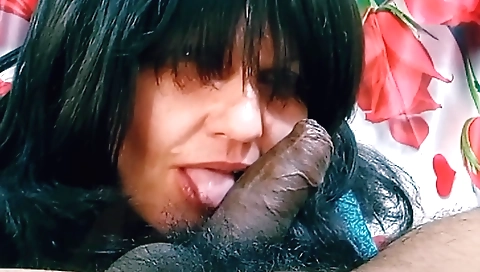 Indian mature woman with a huge ass sucks a large cock