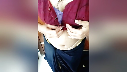 Indian babe video with sexy lips and beautiful body