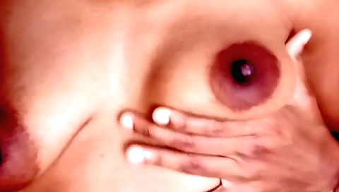 Indian girl shows her sexy body in homemade porn video