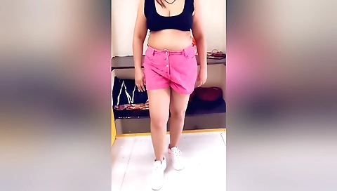 Indian naked babe shows her body in homemade video