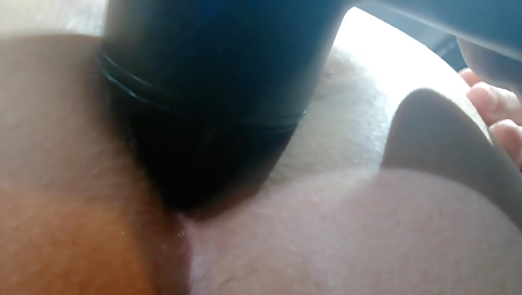 Big ass amateur girl with a nice booty is playing with a sex machine