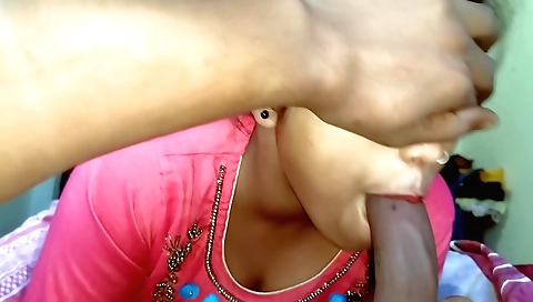 Indian slut enjoys hot sex on the couch with her lover