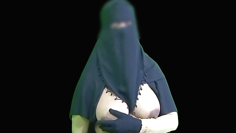 Indian babe in lingerie shows naked body in a solo video