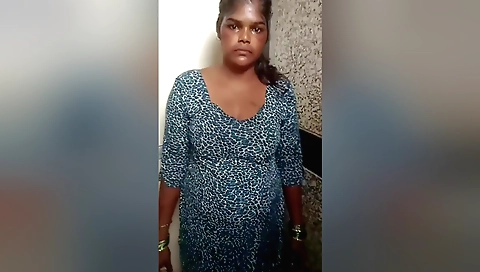 Indian hottie has sex with a big dick in her pussy