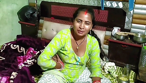 Indian woman fucks her booty and ass in the doggy position