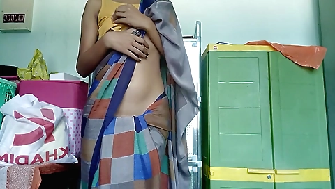 Indian amateur girl in a sexy saree enjoys alone sex