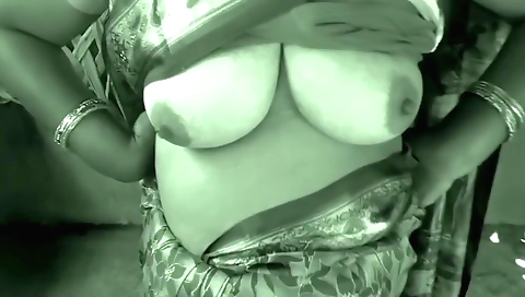 Indian brunette with small boobs gets her pussy stretched