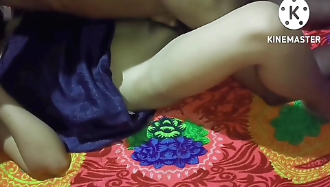 Amateur brunette shows her sexy face on the webcam