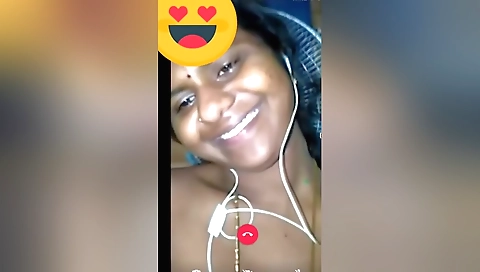 Solo brunette bhabhi shows off her natural body on cam