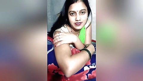 Indian hottie enjoys sex in her bed in amateur video