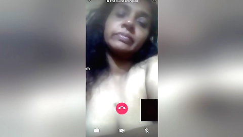 Amateur mallu bhabhi shows her big boobs and sexy body