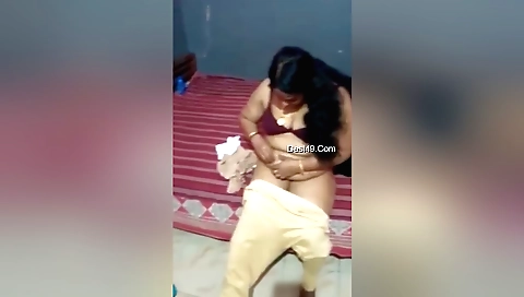 Indian mature chick is fucking herself in solo porn