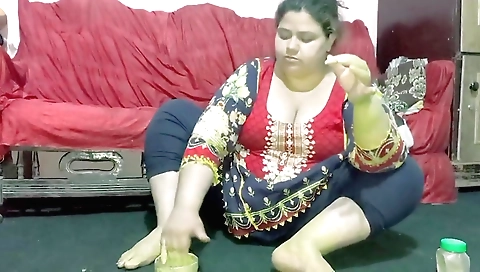 Big booty brunette with a round ass enjoys herself