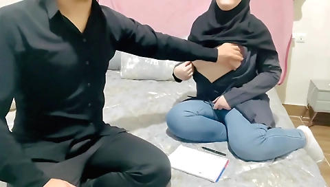 Indian hottie gives a nice handjob and gets fucked