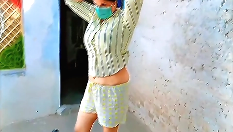 Indian amateur sex film with a brunette in the porn show