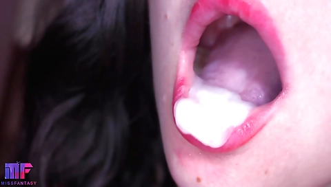 Indian chick gets a close-up facial and tongue play