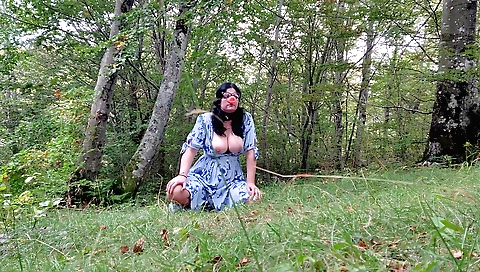 Horny brunette with natural tits is doing a fetish on the beach