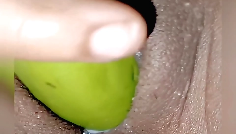 Indian girl shows off her booty and pussy in amateur video