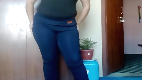 Indian chick with a huge ass masturbates on the sofa