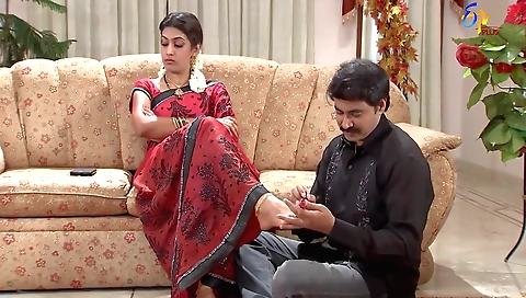 Indian fetish woman loves to take off the shoes on foot