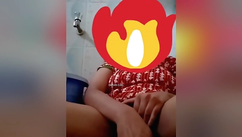 Indian amateur girl masturbates with her favorite toy