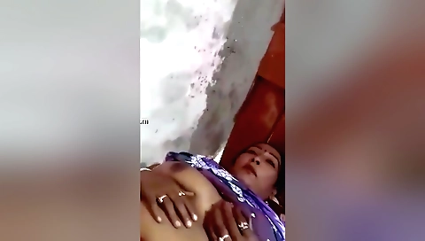 Indian brunette takes on herself a creampie porn vid