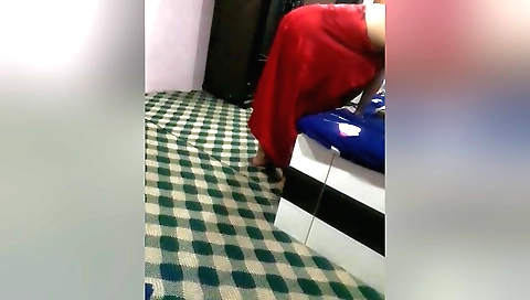Indian amateur video shows a beautiful woman getting her pussy fucked