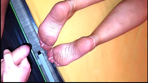 A girl with feet shows her feet in the amateur video