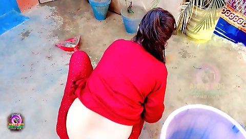 Solo female in a 182 natural girl video clip (2004)