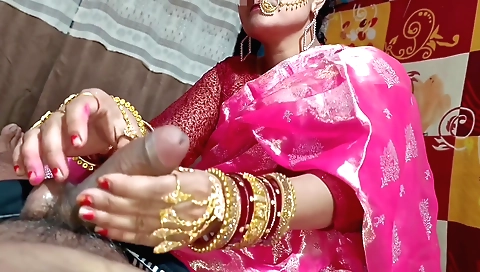 Indian girl with nice body is getting a homemade handjob