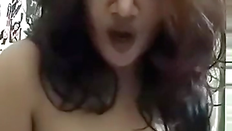 Indian slut shows her tits and boobs to the webcam