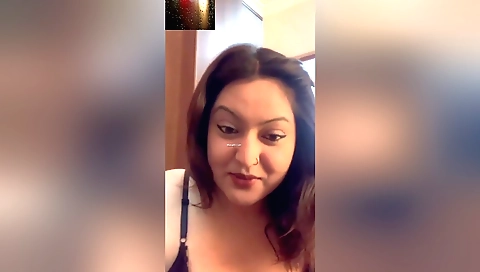 Today Exclusive-sexy Desi Girl Shows Her Boobs On Vc