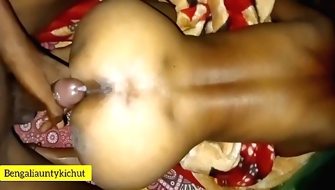 Indian wife poses for a couple of amateur hd clips