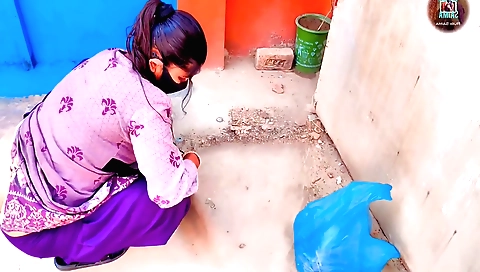 Indian girl makes her pussy wet in an amateur porn video